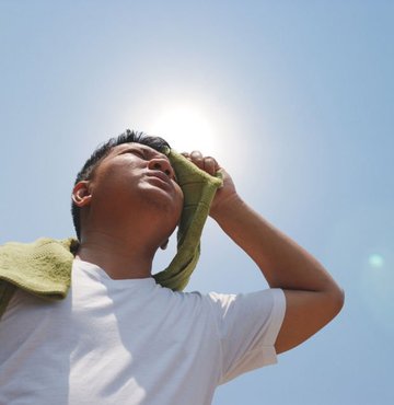 Güneş, insan sağlığı için önemli bir D vitamini kaynağıdır. Anca kişilerin korunmasız bir şekilde güneşte durması güneş çarpması denilen durumun meydana gelmesine neden olur. Yaz aylarının gelmesi ile birlikte denizde, havuzda ve açık havada geçirilen süre artsa da kişiler özellikle güneşin en yoğun olduğu öğle saatlerinde dikkatli olmaya özen göstermelidir. İşte, güneş çarpması nedir, nasıl olur ve kaç gün sürer? Güneş çarpması belirtileri ve tedavisi hakkında merak edilenler. 