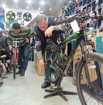 30 yıldır bisiklet satışı ve tamir işi yapan 74 yaşındaki Ahmet Gülden ve 50 yaşındaki oğlu Hakan Gülden, gençlerin sağlıklarını korumaları adına daha çok bisiklet kullanmalarını istiyor.
