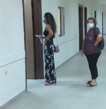 Klinik Mikrobiyoloji ve Enfeksiyon Hastalıkları Uzmanı Prof. Dr. Necla Tülek, Covid-19 kaynaklı en sık gördükleri tablonun, bir nezle ya da hafif üst solunum yolu enfeksiyonu gibi ilerlediğini belirterek, "Burun akıntısı, burunda tıkanıklık, hapşırma, hafif baş ağrısı, hafif halsizlik gibi belirtilerle karşılaşıyoruz" dedi