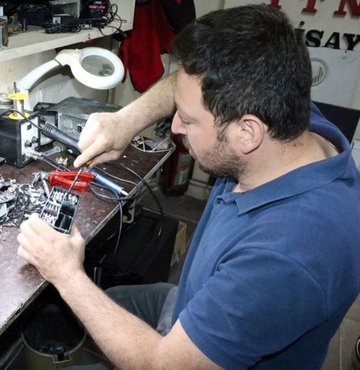 Yozgat’ta bilgisayar tamircisi 3 kardeşin, hurda ve atık malzemelerden elde ettikleri çevre dostu elektrikli bisiklet, 50 kuruşluk enerji ile yaklaşık 45 kilometre yol gidiyor.
