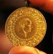 Altın fiyatları son durum yatırımcılar ve vatandaşlar tarafından yakından takip ediliyor. ABD Merkez Bankası (Fed) Temmuz ayında 75 baz puan faiz artırımına giderken altın fiyatları son dakika gelişmeleri araştırmaları hız kazandı. Dolar/ TL kuru ve dünyada yaşanan gelişmeler ile değişimin gösteren altının gram fiyatı merak ediliyor. İşte, 28 Temmuz 2022 gram altın, çeyrek altın, ata altın, 22 ayar bilezik fiyatları...
