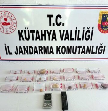 Kütahya İl Jandarma ve Tavşanlı İlçe Jandarma Komutanlığı ekiplerince düzenlenen operasyonda elmas olduğu değerlendirilen 21 taş obje ele geçirildi. Olayla ilgili 1 kişi gözaltına alındı.
