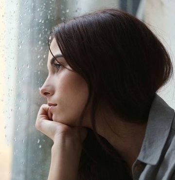 Pek çok kişi günümüz toplumlarında depresyondan yakınmaktadır. Çoğunlukla kişilerde depresyon bazı belirtilerle kendisini göstererek ortaya çıkar. Tedavi edilmediğinde depresyon çok uzun süreli olup kişinin gündelik yaşamını da olumsuz etkileyebilmektedir. Genel olarak depresyonda olan kişi kendisini devamlı olarak kötü, mutsuz, halsiz ve yorgun hissetmektedir. 