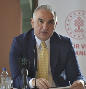 Kültür ve Turizm Bakanı Mehmet Nuri Ersoy, Artık kriz dönemlerinde Türkiye hedeflerini aşağı yönlü revize etmeyecek, tam tersine yukarı gitmek için çalışacağız. Yeni yıl sonu hedefimizi, bütün bu yaptığımız çalışmalar sonunda ziyaretçi sayısında 42 milyondan 47 milyona, 35 milyar dolar gelir hedefimizi de 37 milyar dolara yükselttik. Burada dikkat edilmesi gereken önemli nokta tüm bu rakamlar Euro/dolar paritesindeki olumsuz değişime rağmen bu rakamları yakalamış olmak mutluluk verici, çünkü gelirlerimiz Euro verilerimiz dolar cinsinden bunu unutmamak gerekir dedi Kültür ve Turizm Bakanı Mehmet Nuri Ersoy, Artık kriz dönemlerinde Türkiye hedeflerini aşağı yönlü revize etmeyecek, tam tersine yukarı gitmek için çalışacağız. Yeni yıl sonu hedefimizi, bütün bu yaptığımız çalışmalar sonunda ziyaretçi sayısında 42 milyondan 47 milyona, 35 milyar dolar gelir hedefimizi de 37 milyar dolara yükselttik. Burada dikkat edilmesi gereken önemli nokta tüm bu rakamlar Euro/dolar paritesindeki olumsuz değişime rağmen bu rakamları yakalamış olmak mutluluk verici, çünkü gelirlerimiz Euro verilerimiz dolar cinsinden bunu unutmamak gerekir dedi