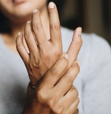 Eklemlerinizde ağrı, şişlik ve hareket kısıtlığı var mı? Sabahları eklemlerinizde bir saati bulan katılık sorunuyla baş etmek zorunda kalıyor musunuz? Bu sorunlar size tanıdık geliyorsa, nedeni, halk arasında iltihaplı romatizma olarak bilinen ‘romatoid artrit’ olabilir