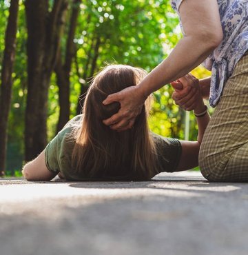 Dünya üzerinde çok sayıda kişinin mustarip olduğu epilepsi hastalığı ciddi bir rahatsızlıktır. Uzmanlar bugün bile hala epilepsi tedavisini araştırmaya devam etmektedir. Çünkü tam anlamıyla anlaşılabilmiş bir hastalık değildir. Epilepsi beyinle ilgili olan bir hastalık türüdür. Kişinin nöbet geçirmesine neden olan epilepsi gündelik yaşamı da olumsuz etkilemektedir. Uzmanlar bu nöbetlerinin nedeninin beyinde aniden oluşan elektrik aktivitesi dalgalanmaları olduğunu belirtmektedir.