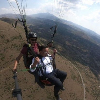 Kayseri Valisi Çiçek, Ali Dağı'ndan yamaç paraşütü ile uçtu