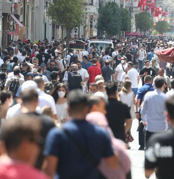 Koronavirüsün çok hızlı bulaştığını ve etkilerinin kişiden kişiye değiştiğini söyleyen Akdeniz Üniversitesi Rektörü Prof. Dr. Özlenen Özkan, PCR testi negatif çıkmış olsa dahi bazı belirtileri olanların toplumdan izole olmaları gerektiğini bildirdi