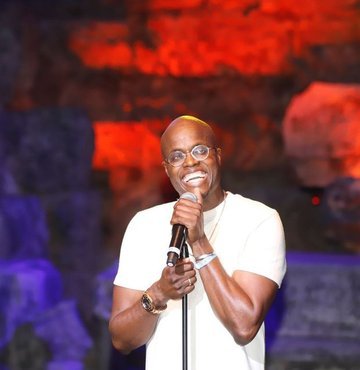 Dünyaca ünlü Curaçao asıllı Hollandalı komedyen Jandino Asporaat, bakış açısı farklılıklarını konu aldığı “Perspectief” isimli stand-up gösterisinin dünya turnesine Türkiye’den başladı