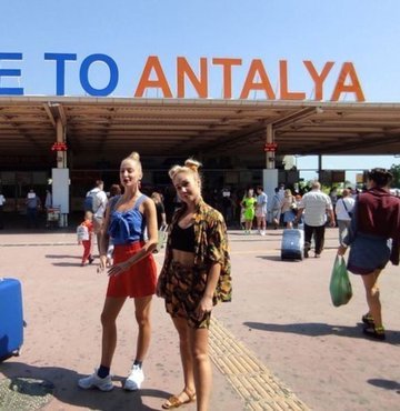 Antalya Valiliği, kente 1 Ocak-5 Ağustos döneminde hava yoluyla 7 milyon 76 bin 937 turistin geldiğini açıkladı. Söz konusu dönemde kente hava yoluyla gelen turist sayısı geçen yılın aynı dönemine göre yüzde 91 arttı