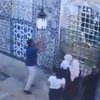 Eyüp Sultan Türbesi'ne çekiçli saldırı kamerada