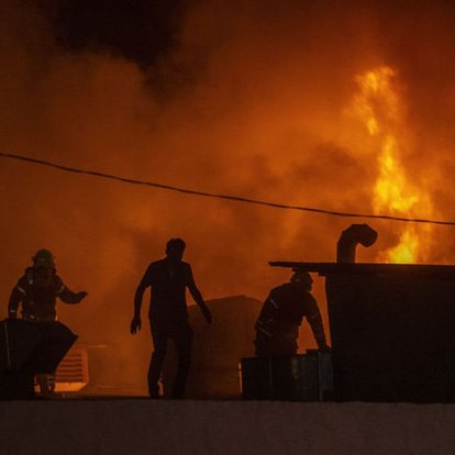 Zeytinburnu'nda hırdavat dükkanı alev alev yandı