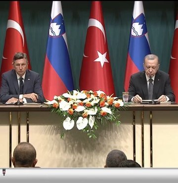 Cumhurbaşkanı Erdoğan, Slovenya Cumhurbaşkanı Pahor ile ortak basın toplantısı düzenledi. Ekonomik hacmin 2.3 milyar doları aştığını belirten Erdoğan, bu hedefin geliştirilmesi gerektiğini ifade etti. İki ülkenin savunma sanayiinde ortak adımlar atacaklarını belirten Erdoğan, ikili ilişkilerin Türkiye Cumhurbaşkanı Erdoğan, Slovenya Cumhurbaşkanı Pahor ile ortak basın toplantısı düzenledi. Ekonomik hacmin 2.3 milyar doları aştığını belirten Erdoğan, bu hedefin geliştirilmesi gerektiğini ifade etti. İki ülkenin savunma sanayiinde ortak adımlar atacaklarını belirten Erdoğan, ikili ilişkilerin Türkiye