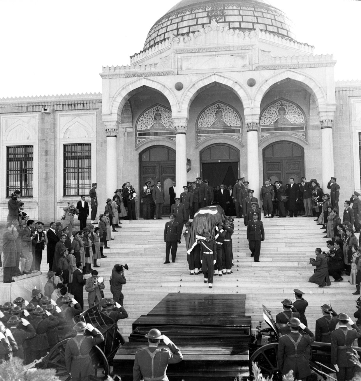Atatürk'ün naaşının 10 Kasım 1953'te Etnografya Müzesi'nden Anıtkabir'e taşınışı.