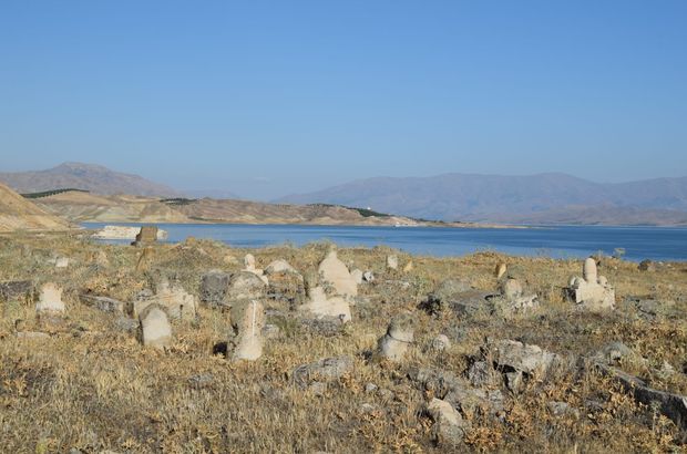 Elazığ’da suların çekilmesiyle ortaya çıktı