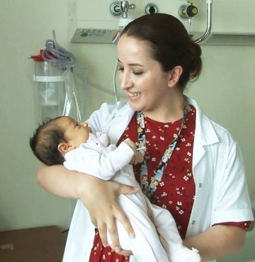 İstanbul’da iki çocuğunu SMA hastalığı nedeniyle kaybeden ailenin, İl Sağlık Müdürlüğü’nün yeni doğan tarama testleri kapsamında yeni doğan çocuklarına yaptığı testler sonucu erken teşhisle SMA tedavisine başlanıldı. Başakşehir Çam ve Sakura Şehir Hastanesi’nde başlanan tedavi ailenin yeni çocukları için umut oldu