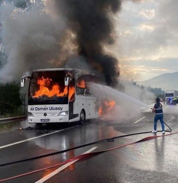 Bolu’da, TEM Otoyolu’nda seyir halinde olan yolcu otobüsü alev alev yandı. Olayda can kaybı yaşanmazken yolcu otobüsü tamamen kullanılamaz hale geldi. Yanan otobüsün, arızalandığı için dinlenme tesisinde tamir edildiği iddia edildi