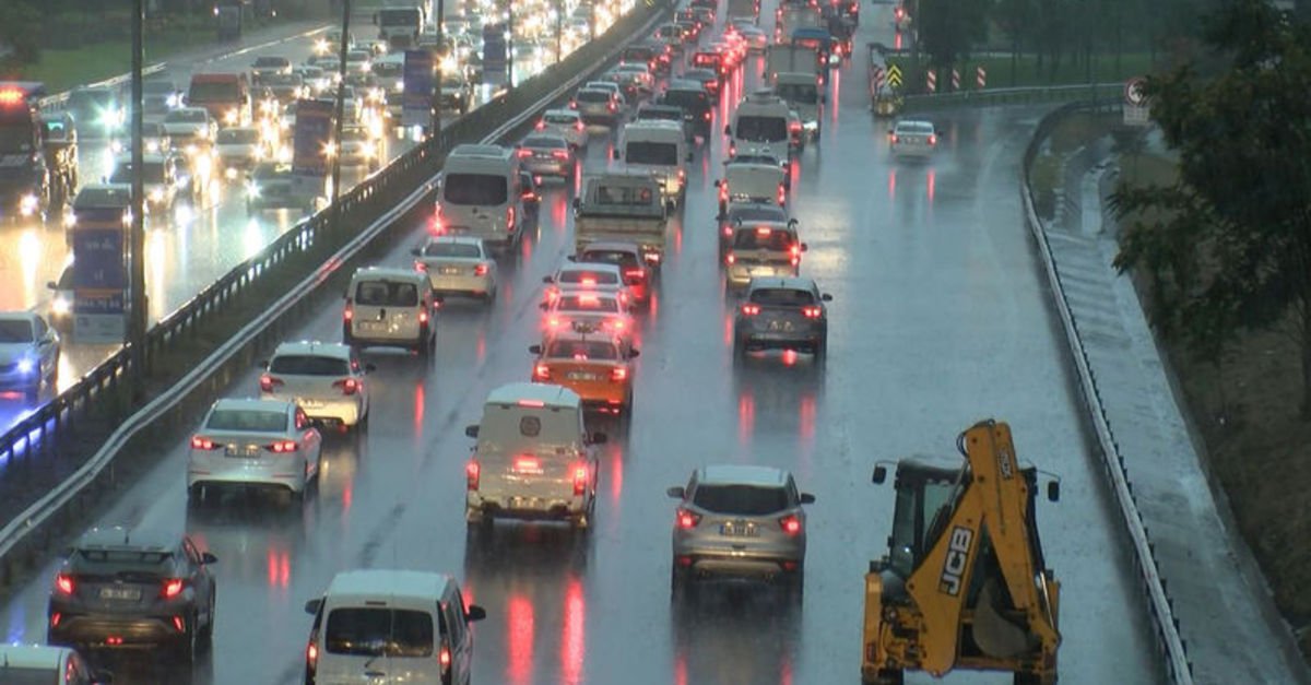 Meteoroloji ve AKOM’un uyarılarının ardından sağanak yağış İstanbul’da trafiği kilitledi!