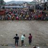 Bagmati Nehri siyaha büründü