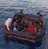 İzmir açıklarında yasa dışı yollarla yurt dışına çıkmak isteyen 44 düzensiz göçmen yakalanırken Yunan unsurları tarafından Türk kara sularına geri itilen 23 düzensiz göçmen kurtarıldı