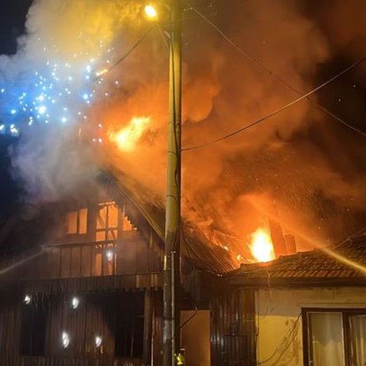 Bolu'da ahşap ev alev alev yandı, mahalle elektriksiz kaldı