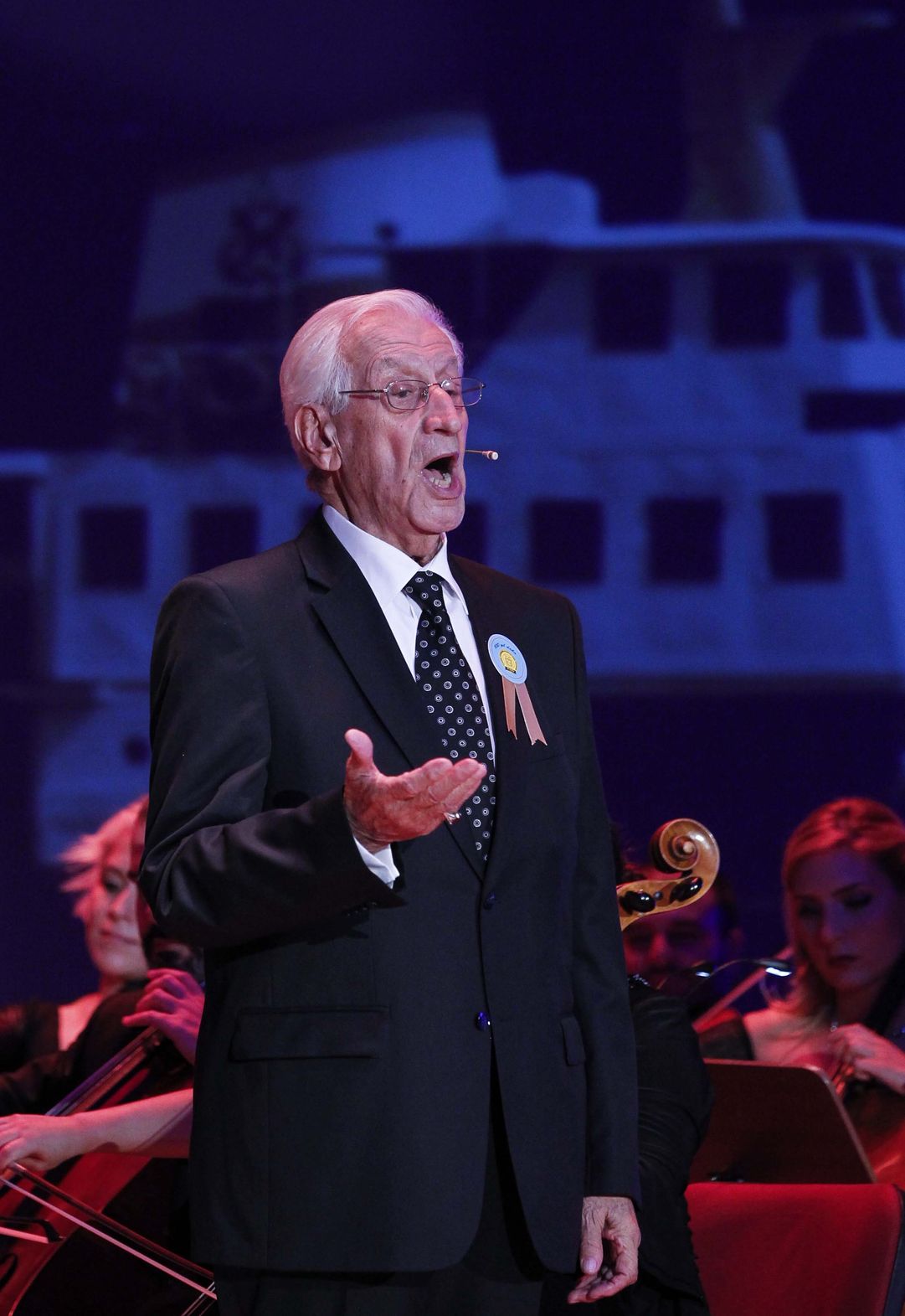 Toron Karacaoğlu, İstanbul Şehir Tiyatroları'nın kuruluşunun 100’üncü yılı nedeniyle düzenlenen galada şarkı söyledi (2014)