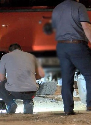 Küçükçekmece'de emlakçının aracına silahlı saldırı düzenlendi