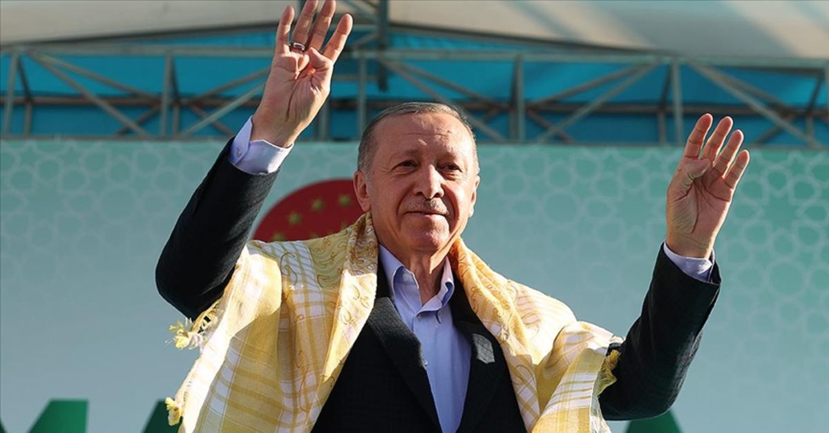 Son dakika… Cumhurbaşkanı Recep Tayyip Erdoğan Manisa Cumhuriyet Meydanı’nda halka hitap ediyor