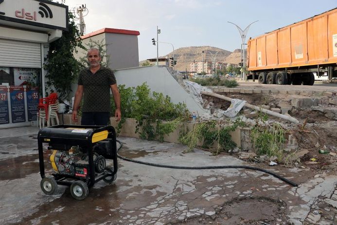 Kazada marketin bitişiğindeki iş yerinin jeneratörünün bakımıyla ilgilenen Ebubekir Ektiren kıl payı kurtuldu.