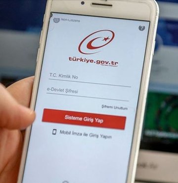 Nüfus ve Vatandaşlık İşleri Genel Müdürlüğü ad ve soyadı değişikliği başvurusunun e- devlet ile yapılabileceğini duyurmasının ardından konuya ilişkin aramalar hız kazandı. İsimini ve soy ismini değiştirmek isteyen vatandaşlar, ad soyad değiştirmek için başvuru koşulları ve  son başvuru tarihini araştırmaya başladı. İşte ad soyad değişikliği e Devlet başvuru ekranı
