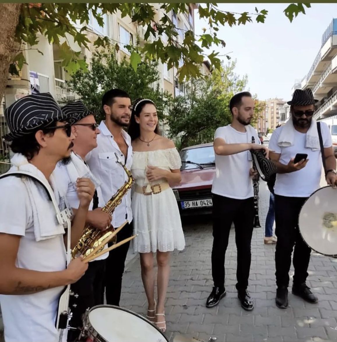 Berk Oktay, "Benim güzel gelinim" dediği Yıldız Çağrı Atiksoy'u evinden davullu - zurnalı merasimle aldı. 