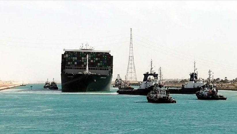 Süveyş Kanalı'nda petrol tankeri karaya oturdu