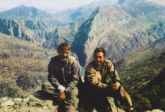 Levent Göktaş, Kuzey Irak'ta görev yaptığı sırada (Soldaki)