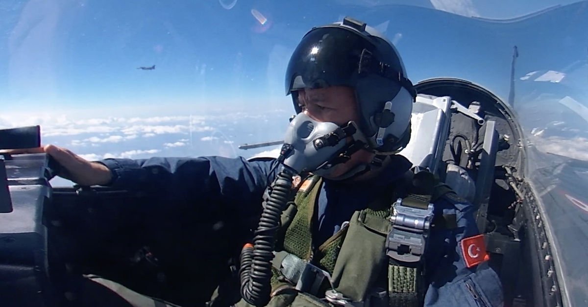 Son dakika: Bakan Akar F-16 kokpitinde