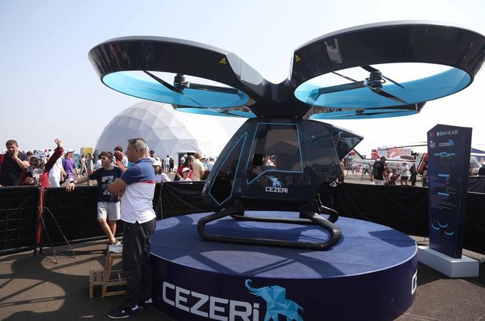 Baykar Teknoloji tarafından geliştirilen Türkiye'nin ilk uçan arabası Cezeri, TEKNOFEST KARADENİZ'de sergileniyor. Cezeri'nin bulunduğu standı ziyaret eden 7'den 77'ye ziyaretçiler Cezeri önünde hatıra fotoğrafı çektirdi. 