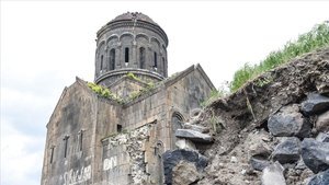 Üç kitabeli bin yıllık kilise turistlerin uğrak yeri