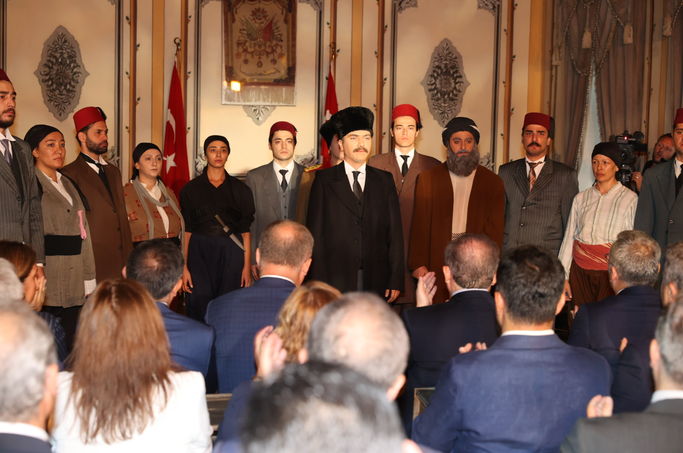 TBMM Başkanı Mustafa Şentop, Sivas Kongresinin 103. yıl dönümü etkinlikleri kapsamında, tiyatro oyuncuları tarafından Sivas Kongresinin temsili olarak canlandırılmasını izledi