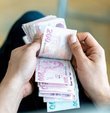 Aile Destek Programı Eylül ödemelerinin yatıp yatmadığı en çok merak edilen konular arasında yer alıyor. Yılda 4 milyon hanenin yararlanması beklenilen Aile Destek Paketi başvuruları devam ederken 450 TL ile 600 TL sosyal yardım parasının ne zaman ödeneceği araştırılıyor. İşte, Aile Destek Programı ödemeleri ve başvuruları hakkında merak edilenler...
