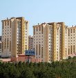 Sosyal konut projesine başvuruda bulunabilmek için hane halkı gelirinin İstanbul için net 18 bin, diğer şehirlerde ise 16 bin liranın altında olması gerekecek ve hane halkı geliri başvurucunun kendisi, eşi ve velayetleri altındaki 18 yaş üstü çocuklarının toplam geliri dikkate alınarak hesaplanacak. İşte sosyal konut projesine dair merak edilenler... 