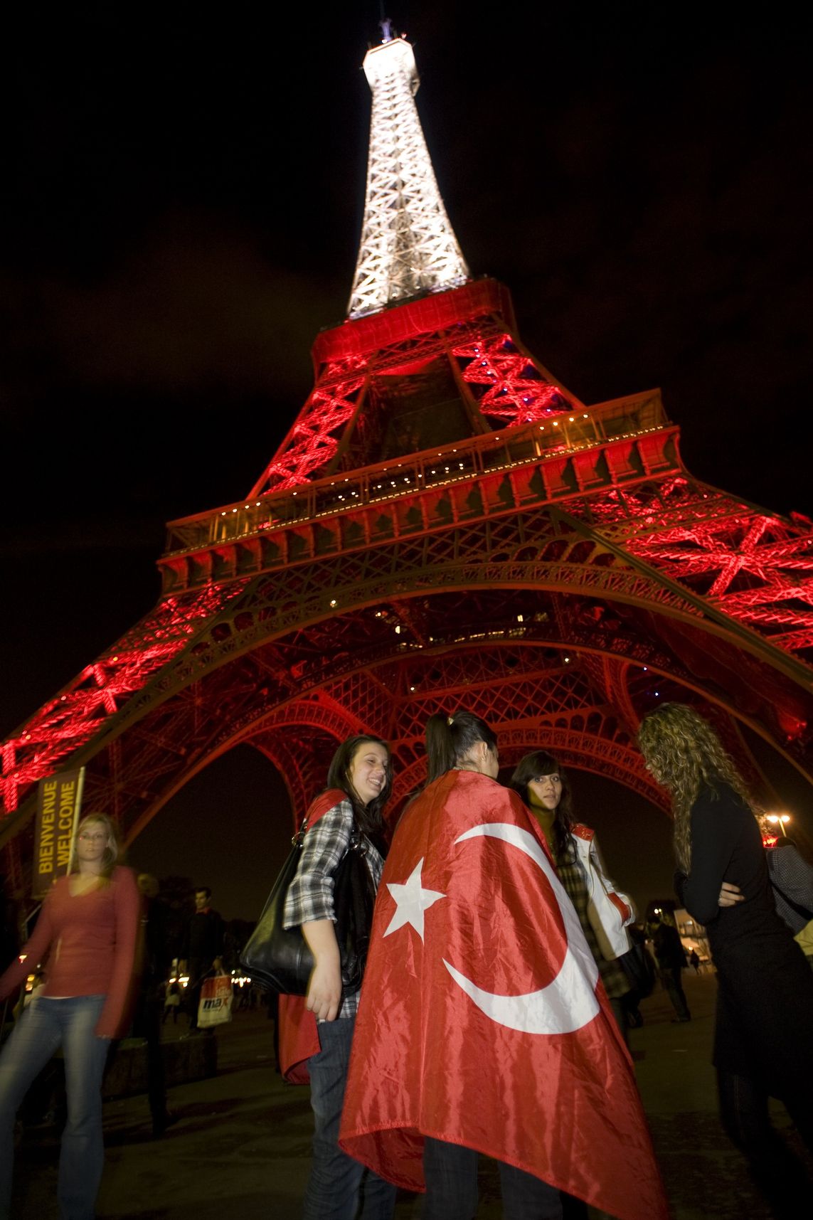 2009’da ‘Türkiye Sezonu’ nedeniyle Eyfel Kulesi, kırmızı - beyaz renklerle ışıklandırıldı