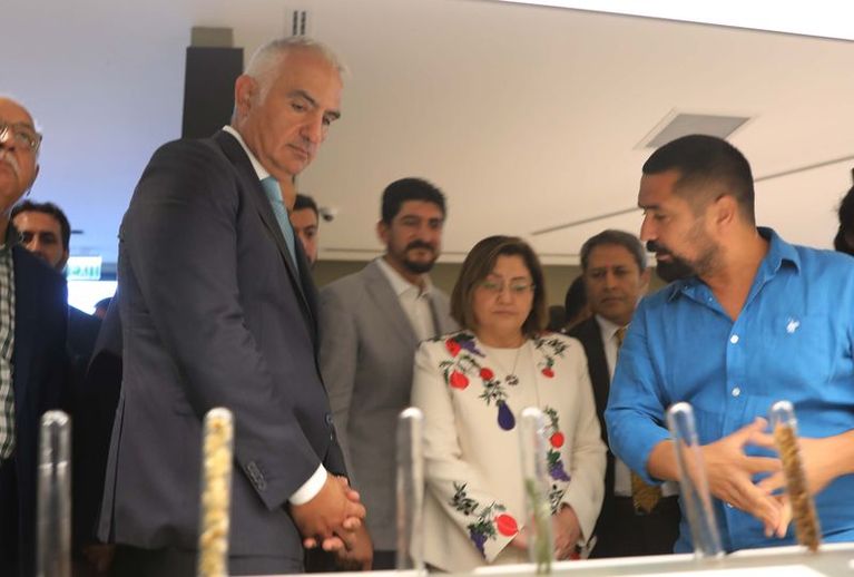 Bakan Ersoy, açılışını yaptığı müzeyi Gaziantep Büyükşehir Belediye Başkanı Fatma Şahin ile birlikte gezdi.