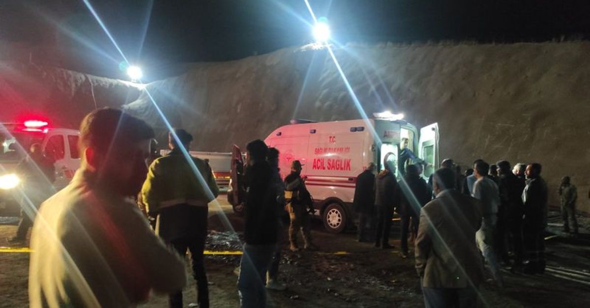Van’da inşaatı süren tünelde göçük meydana geldi