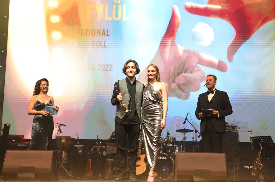 Umut Veren Genç Erkek Oyuncu Ödülü'nü Denizhan Akbaba'ya Nilperi Şahinkaya verdi.
