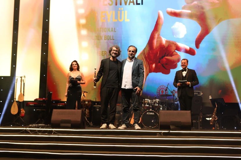 Ziya Demirel, 'En İyi Yönetmen Ödülü'nü Özcan Alper'den aldı.