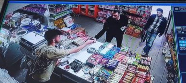 İki polisi vuran saldırganlar markette alışveriş yaparken güvenlik kamerasına yansıdı. Saldırganların marketten bisküvi aldıkları çıkışta ise polislerle karşılaştığı belirtildi. Polislerin kimlik sorması üzerine saldırganların ateş ederek kaçtığı kaydedildi