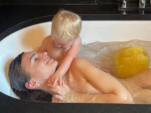 Emily Ratajkowski'nin, oğlu Sylvester Apollo Bear ile küvet pozu  takipçilerini ikiye böldü: Hayatımın aşkı! - Magazin