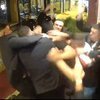 Eğlence mekanı önünde 1'i kadın 3 kişiyi dövdüler!
