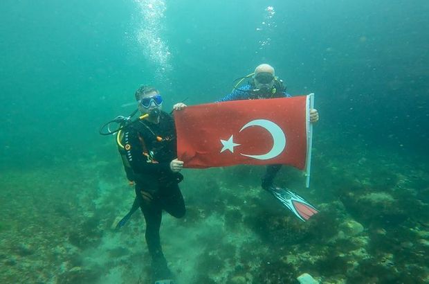 Su altında Türk bayraklı kutlama
