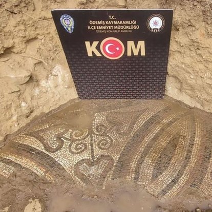 İzmir'de 2 bin yıllık mozaik ele geçirildi