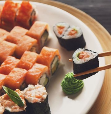 Masterchef ekranlarında bu akşam sushi yapılıyor. Masterchef jürileri ödül oyununda yarışmacılara uzak doğu lezzeti olan sushi yaptırıyor. İzleyiciler ise sushinin nasıl yapıldığını şimdiden merak ediyor. İşte evde kolay ve pratik bir şekilde yapabileceğiniz sushi tarifi...